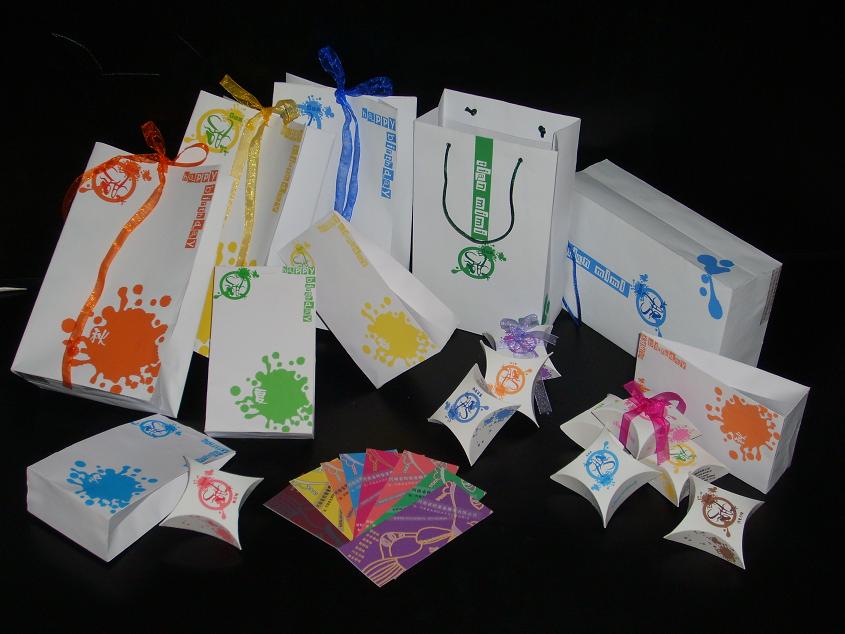 该款糖果设计中在突出糖果的包装设计和糖果的